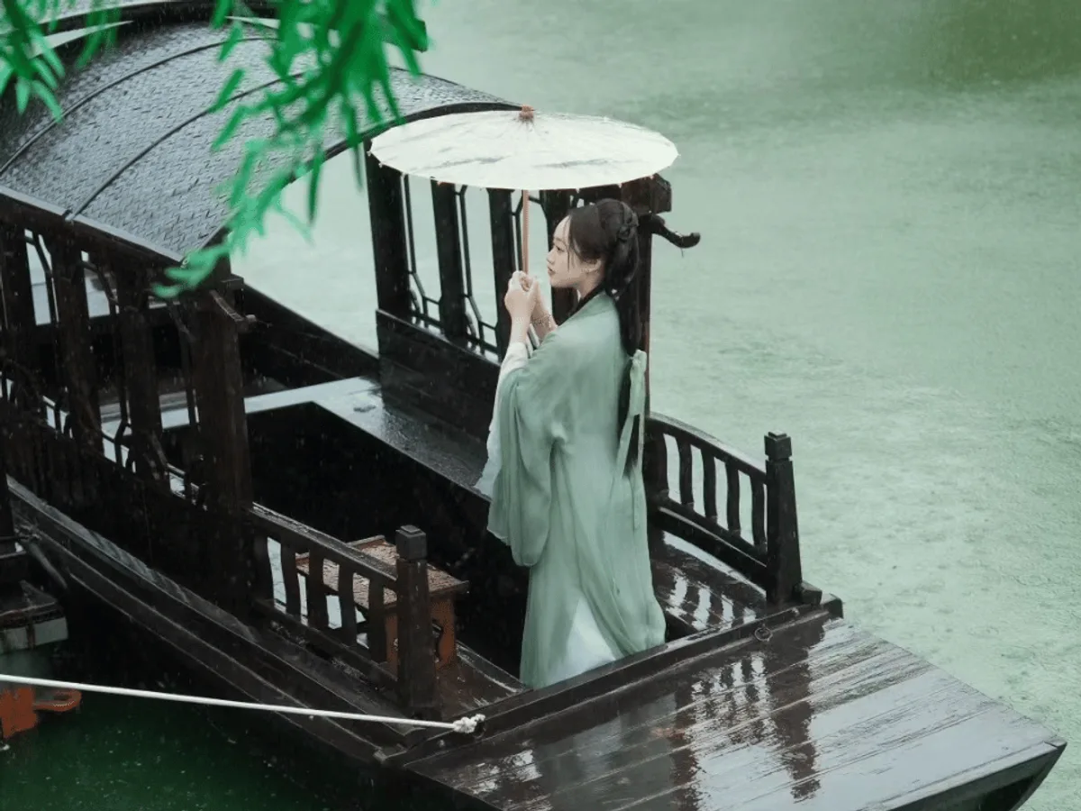 Suzhou: Classical Hanfu Photoshoot on Pingjiang Road